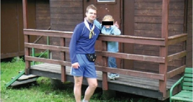 Alan s tátou, kterého tehdy miloval. Matka pak zmanipulovala syna tak, až se u něj rozvinul syndrom zavrženého rodiče. Alan s tátou, kterého tehdy miloval. Matka pak zmanipulovala syna tak, až se u něj rozvinul syndrom zavrženého rodiče.