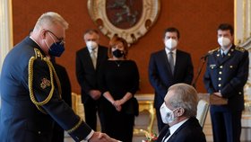 Prezident Miloš Zeman povýšil v Praze do hodnosti generálporučíka vojenského představitele ČR při NATO a EU v Bruselu Jaromíra Alana (8. 5. 2021)