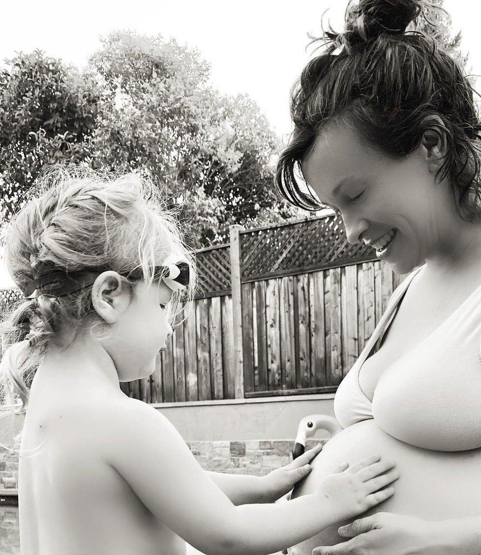 Těhotná Alanis Morissette s dcerkou