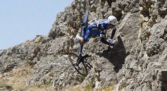 Vichr poslal cyklistu do skály, letěl jako kus papíru. Přesto časovku dojel