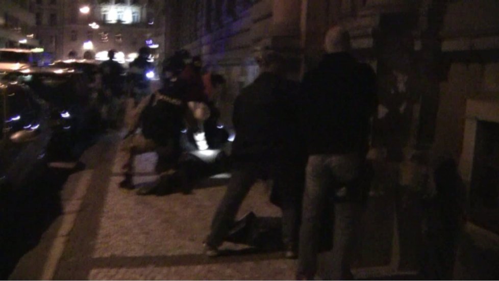 Policie zadržela Albánce přímo na ulici.