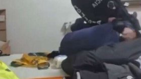 Slovensko vyšetřuje zásah policisty proti Čechovi v penzionu.