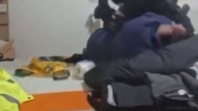 Slovensko vyšetřuje zásah policisty proti Čechovi v penzionu.