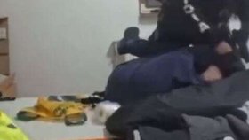 Slovensko vyšetřuje zásah policisty proti Čechovi v penzionu.