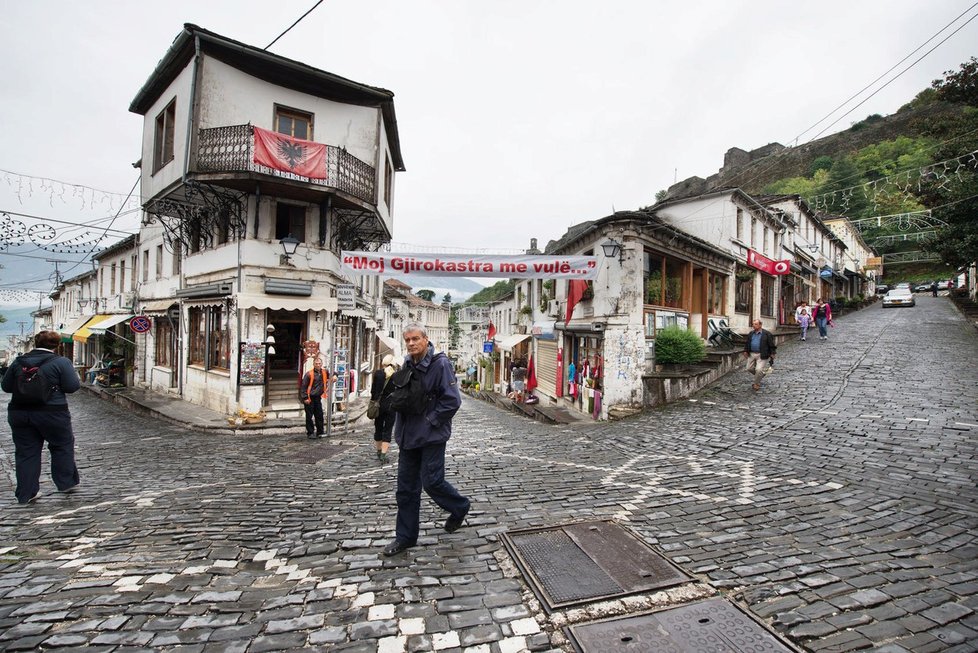 Uličky ve vesničce Gjirokastër.