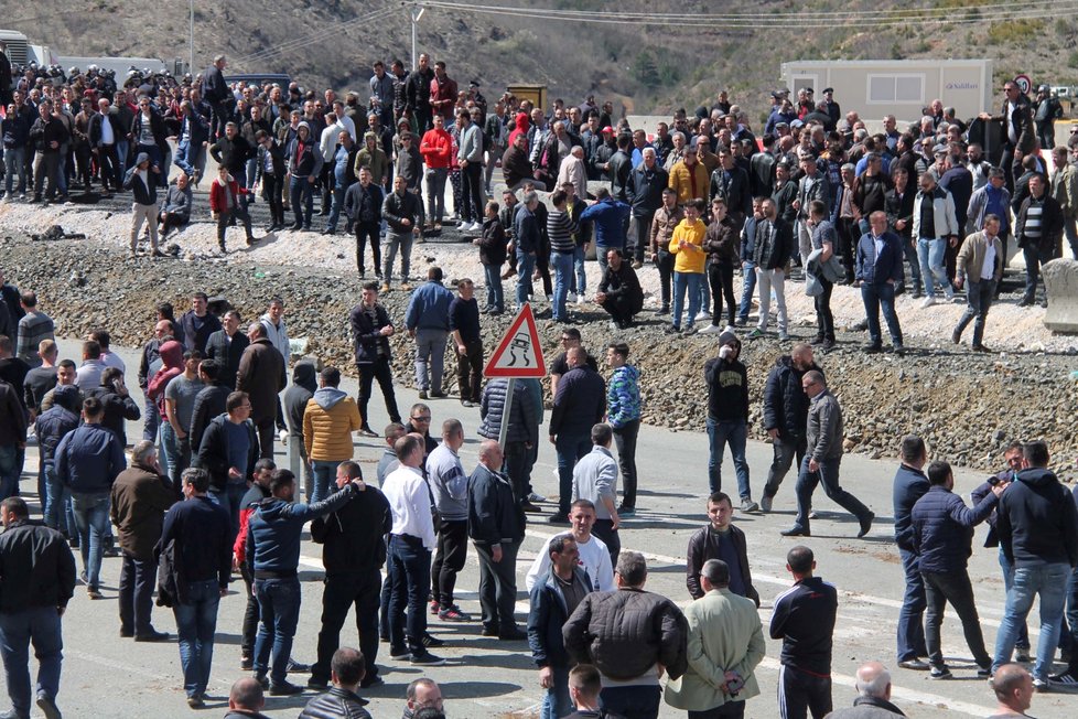 Lidé protestovali v Albánii, nedaleko města Kukës, proti výběru mýta.