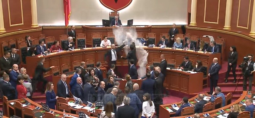 Albánští opoziční poslanci v parlamentu házeli vejce na premiéra