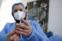 Šéf Pfizeru sám není očkovaný, tvrdí Izraelci. Nechtěl předbíhat seniory