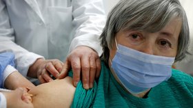 Očkování seniorů vakcínou společností Pfizer/BioNTech v Albánii (19. 2. 2021)