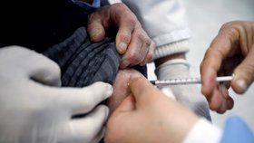 Očkování seniorů vakcínou společností Pfizer/BioNTech v Albánii (19. 2. 2021)