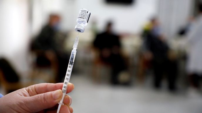 Očkování seniorů vakcínou společností Pfizer/BioNTech v Albánii