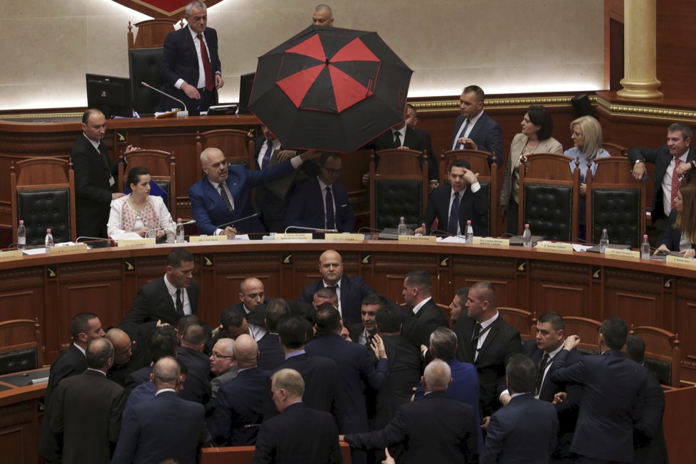 Albánští opoziční poslanci v parlamentu házeli vejce, mouku a vodu na premiéra Ediho Ramu.