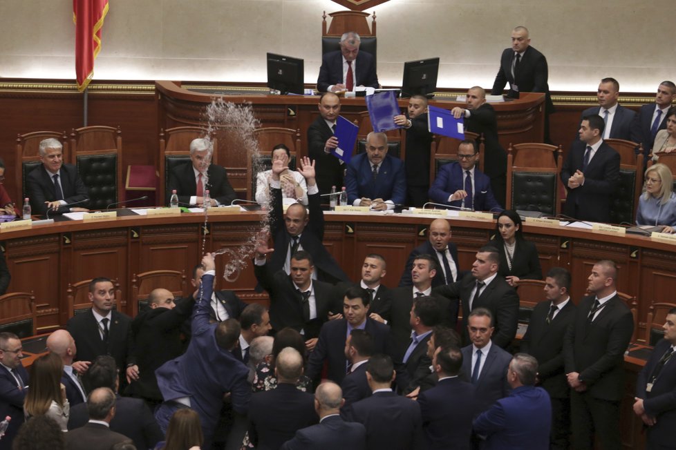 Albánští opoziční poslanci v parlamentu házeli vejce, mouku a vodu na premiéra Ediho Ramu.