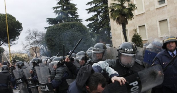 V Albánii byli při demonstraci zastřeleni tři lidé, několik desítek dalších bylo zraněno.