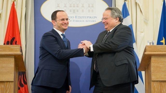 Ministři zahraničí Ditmir Bushati (vlevo) a Nikos Kotzias.