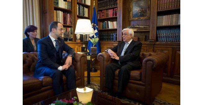 Ministr zahraničí Albánie Ditmir Bushati a řecký prezident Prokopis Pavlopulos.