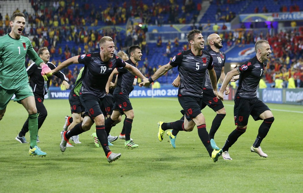 Fotbalisté Albánie slaví výhru nad Rumunskem