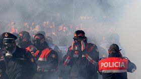 Policie v Tiraně v sobotu použila slzný plyn proti účastníkům protivládní demonstrace poté, co se snažili násilím dostat do úřadu premiéra Ediho Ramy. (16.2.2019)