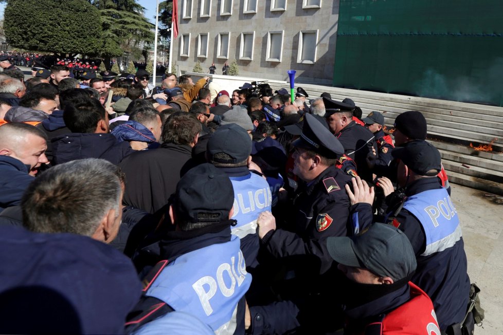 Policie v Tiraně v sobotu použila slzný plyn proti účastníkům protivládní demonstrace poté, co se snažili násilím dostat do úřadu premiéra Ediho Ramy. (16.2.2019)