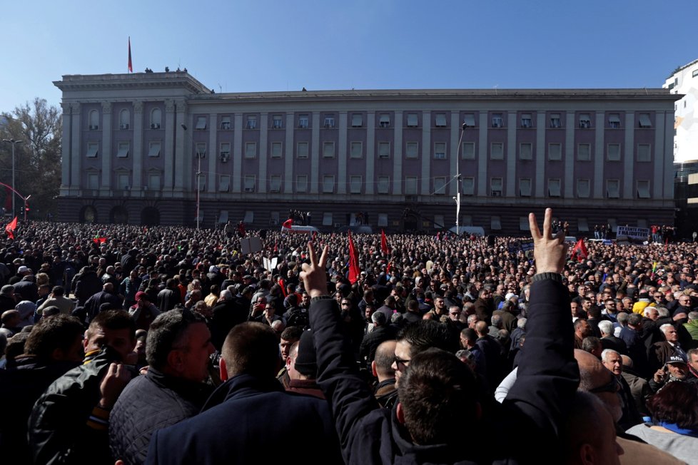 Policie v Tiraně v sobotu použila slzný plyn proti účastníkům protivládní demonstrace poté, co se snažili násilím dostat do úřadu premiéra Ediho Ramy. (16.2.2019)