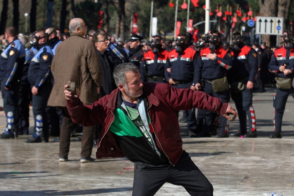 Policie v Tiraně v sobotu použila slzný plyn proti účastníkům protivládní demonstrace poté, co se snažili násilím dostat do úřadu premiéra Ediho Ramy. (16.2.2019)