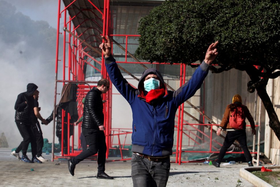 Policie v Tiraně v sobotu použila slzný plyn proti účastníkům protivládní demonstrace poté, co se snažili násilím dostat do úřadu premiéra Ediho Ramy. (16.2.2019)