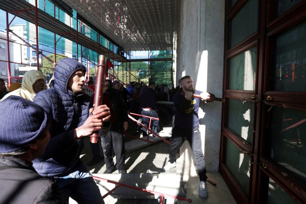 Policie v Tiraně v sobotu použila slzný plyn proti účastníkům protivládní demonstrace poté, co se snažili násilím dostat do úřadu premiéra Ediho Ramy. (16.2.2019)