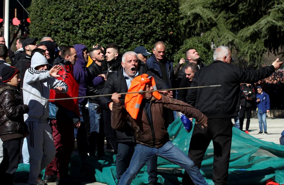 Policie v Tiraně v sobotu použila slzný plyn proti účastníkům protivládní demonstrace poté, co se snažili násilím dostat do úřadu premiéra Ediho Ramy. (16.2.2019)