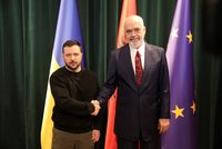 ONLINE: Na Ukrajinu míří české samohybné houfnice s názvem Dita a Zelenskyj v Albánii