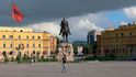 Jako v jiných albánských městech ani v Tiraně nesmí chybět socha „turkobijce“ Skanderbega.