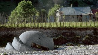 Neklidná idyla Albánie: Statisíce vojenských bunkrů tvoří pochmurný krajinný prvek celé země