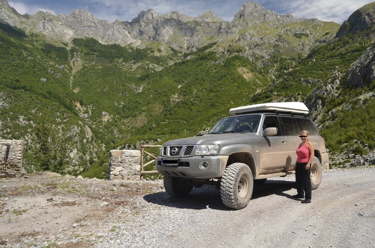 Auto, ve kterém pár cestoval.