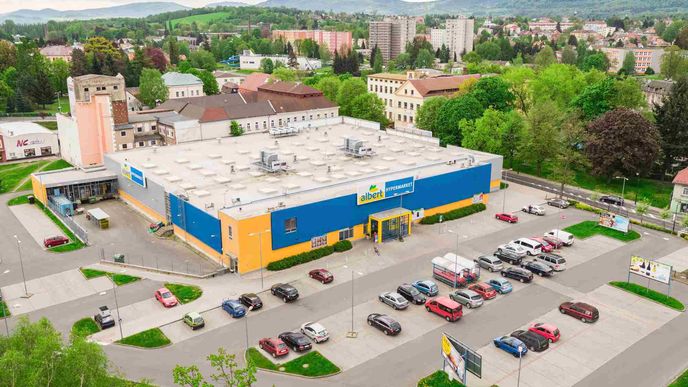 Albert ve Varnsdorfu je největší prodejnou svého typu ve městě. Rozkládá se na ploše téměř pěti tisíc metrů čtverečních a nabízí více než 150 parkovacích míst. Tato nemovitost prošla kompletním remodelingem v roce 2012.