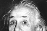 Albert Einstein vyplazuje jazyk.