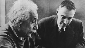 Albert Einstein a Robert Oppenheimer, cca 1950.