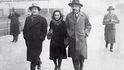 Einstein doprovází svou dceru Margot a jejího muže, ruského vědce Dimitrije Marianova, po jejich svatbě v Berlíně roku 1930