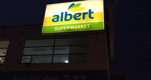 Policie v prodejnách Albert zadržela 18 cizinců bez pracovního povolení. Deset z nich už bylo vyhoštěno