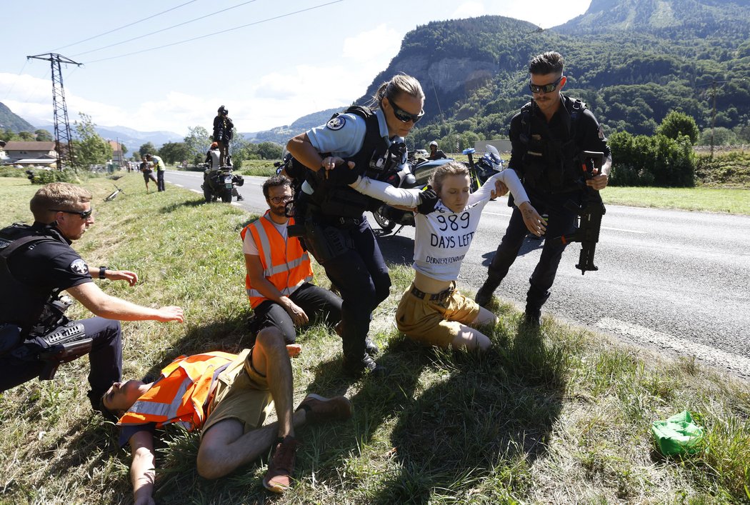 Demonstranti zablokovali Tour de France na téměř čtvrthodiny.