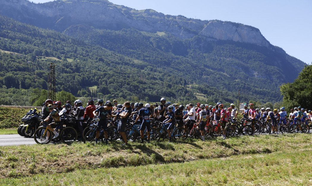 Demonstranti zablokovali Tour de France na téměř čtvrthodiny.