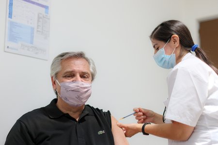 Argentinský prezident Alberto Fernández po očkování vakcínou Sputnik.