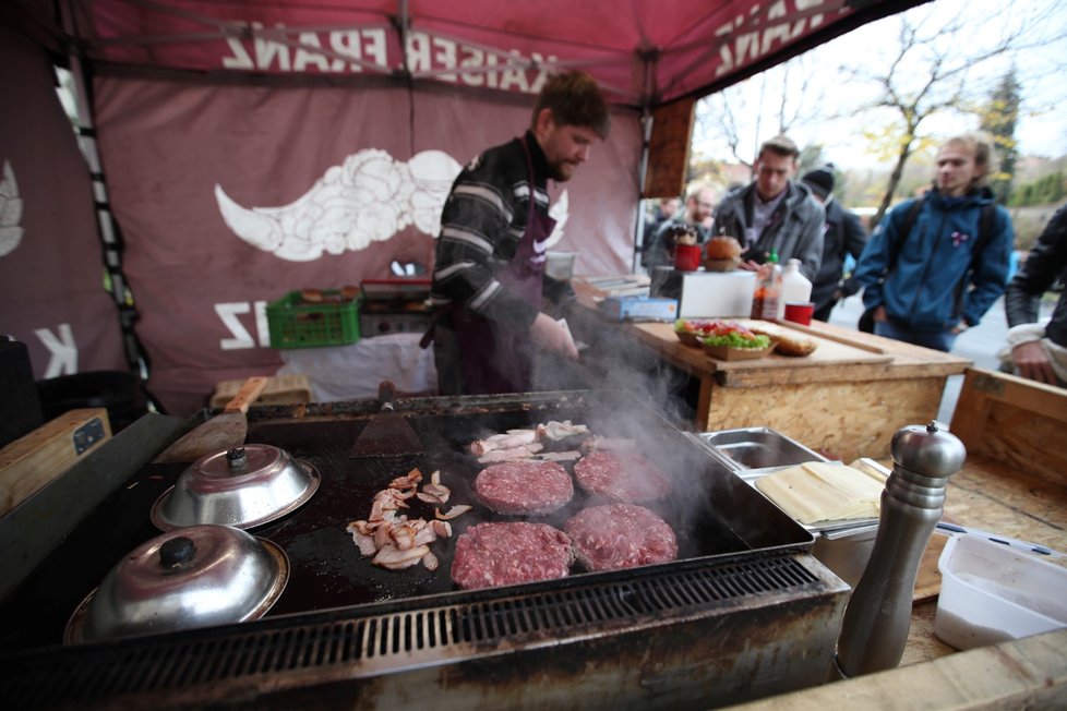 Lidé si na pražském Albertově během Festivalu svobody užívali i nefalšované pouliční občerstvení a svařák.