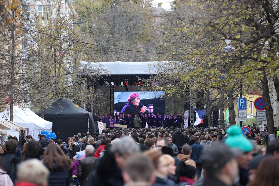 Lidé si na pražském Albertově během Festivalu svobody užívali i nefalšované pouliční občerstvení a svařák.