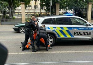 Policisté zpacifikovali opilého cestujícího v tramvaji. (16. červen 2023)