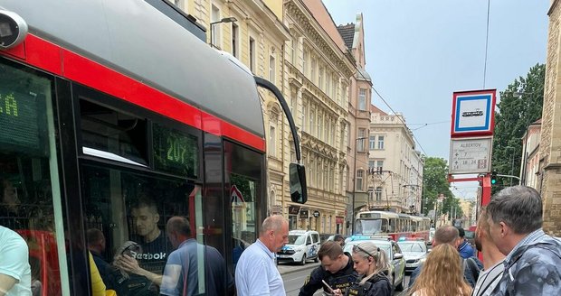 Policisté zpacifikovali opilého cestujícího v tramvaji. (16. červen 2023)