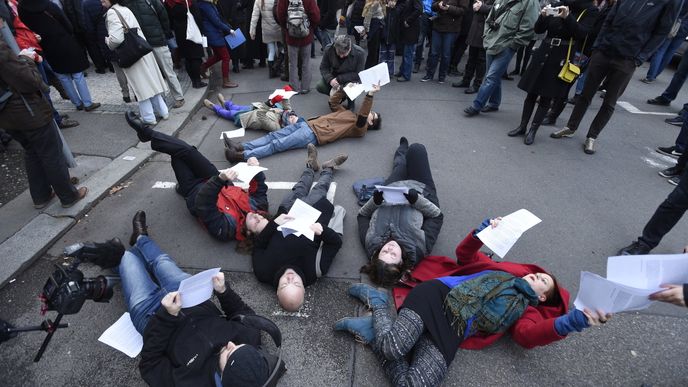 Pietní shromáždění studentů vysokých škol 22. listopadu na pražském Albertově. Při příležitosti Mezinárodního dne studentstva a událostí v roce 1939 a 1989 nebyli 17. listopadu vpuštěni k pamětní desce kvůli shromáždění příznivců prezidenta Miloše Zemana.