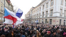 Studentské shromáždění na Albertově 22. listopadu. 17. listopadu se tu sešli příznivci prezidenta.