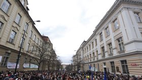 Studentské shromáždění na Albertově 22. listopadu. 17. listopadu se tu sešli příznivci prezidenta.