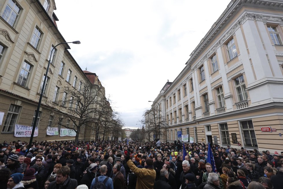 Studentské shromáždění na Albertově 22. listopadu