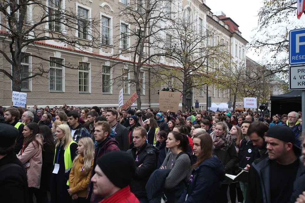 Studentské shromáždění na Albertově přineslo kritiku rektora Univerzity Karlovy Tomáše Zimy (17. 11. 2019)