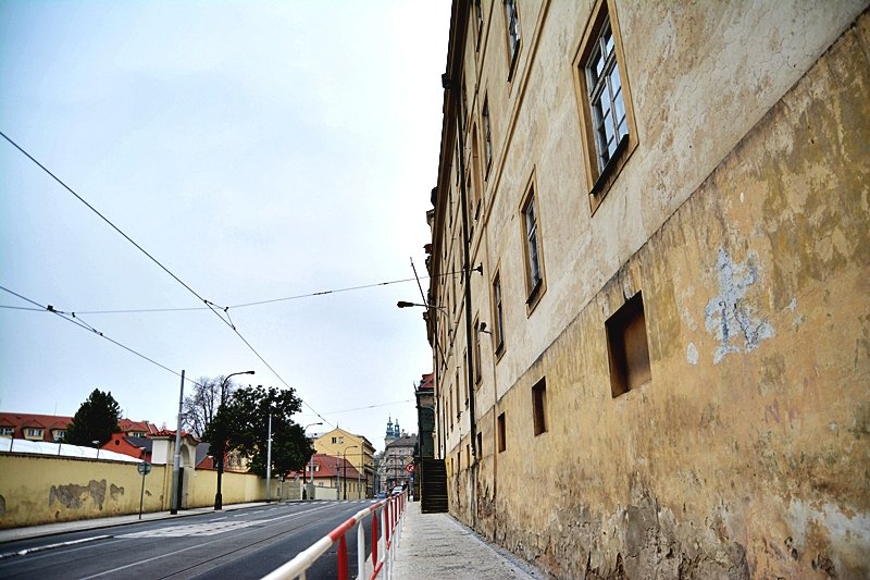 Zábradlí na chodníku na Albertově je kvůli bezpečí chodců.